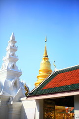Fototapeta premium Golden pagoda with blue sky