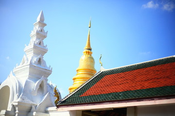 Fototapeta premium Golden pagoda with blue sky