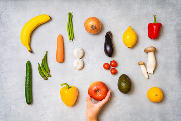 りんごを持つ子供の手