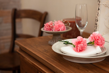 カーネーションとお皿