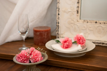 カーネーションとお皿