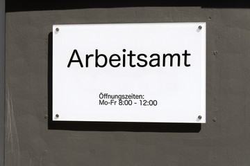 Ein Schild von einem Arbeitsamt