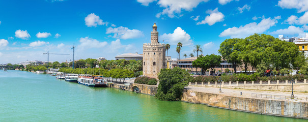 Fototapeta na wymiar Golden tower in Sevilla