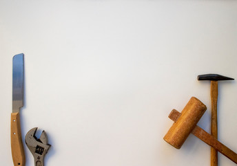 DIY tools -two diagonally crossed hammers, a saw and a wrench DIY道具 斜めにクロスしたハンマー２つ、のこぎりとレンチ