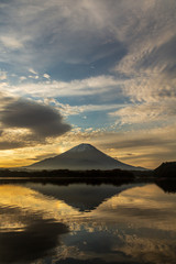 精進湖に映る夜明けの富士山