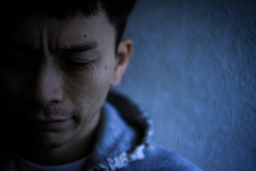 涙を流す男性