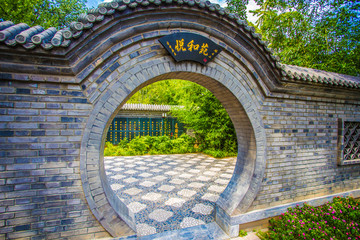 Bogengang in einem Garten