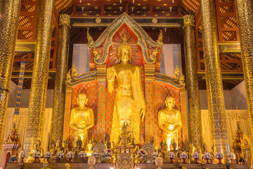 Fototapeta na wymiar Statuen in einem Tempel