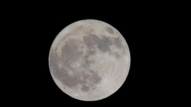 風がない夜の満月。月イメージ素材。月齢15.3