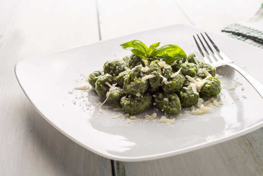 Piatto di gnocchi di spinaci, Cucina Italiana