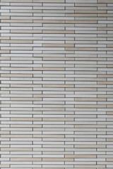 ベージュ色のタイル壁