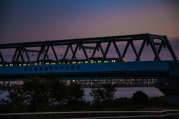 橋　夕暮れ　電車