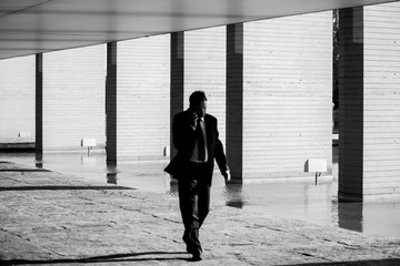 Fototapeta na wymiar Persona in silhouette con palazzo sullo sfondo