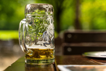 erfrischendes Bier in einem Glas an einem heißen sonnigen Sommertag