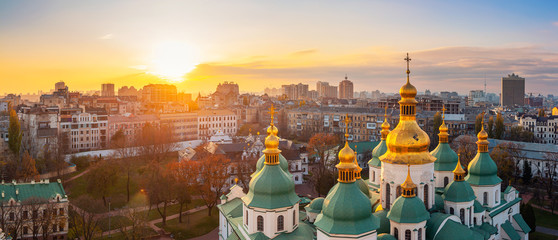 Vue aérienne de la ville de Kiev, cathédrale Sainte-Sophie au coucher du soleil, Ukraine. Paysage urbain panoramique