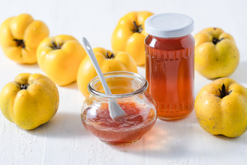 Hausgemachtes Quittengelee und Apfelquitten