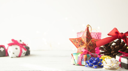 クリスマス背景：折り紙のプレゼントと赤い星のオーナメント