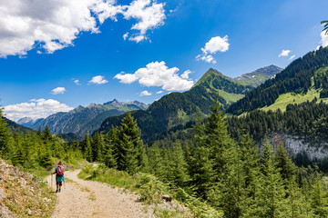 Fototapeta na wymiar Fernwanderweg am Lechweg vom Formariensee nach Füssen