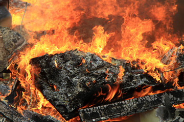 Flammen / Feuer - Wohnwagen-Brand 