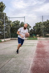 Obraz premium Young basketball player receiving the ball