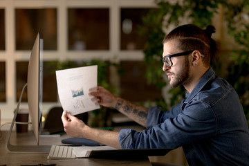 Obraz premium Freelancer Examining Statistics Charts