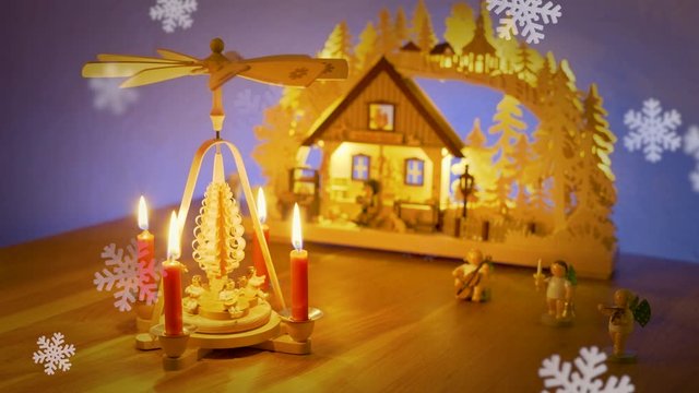Weihnachten, 4 Kerzen auf einer Pyramide drehen sich