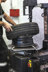 Réparation d'une roue de voiture dans un garage