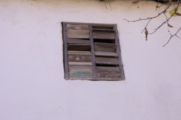Fenster eines alten Hauses aus Holz ohne Glas No.2