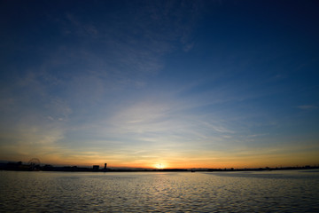 Naklejka premium 名古屋港からの日の出