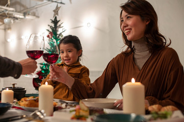 乾杯を楽しむ家族