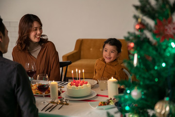 クリスマスディナーを楽しむ家族