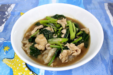 Stir-fried noodles with pork and kale in thick sauce