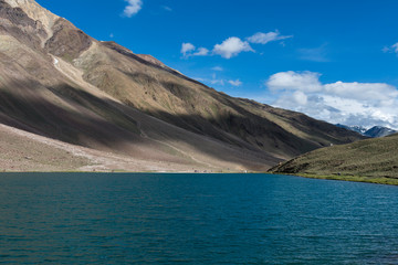 Obraz premium Chandra Taal, or Chandra Tal on a clear Day, Spiti Valley, Himachal Pradesh, India