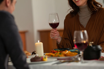 ディナーを楽しむ女性