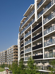 住宅街の大型マンション