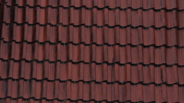 Starkregen auf Dachziegel