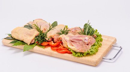 Pollo in parti su tagliere di legno