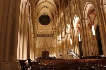 Fototapeta premium Cathédrale Saint Jean dans la ville de Lyon - Département du Rhône - France - Vue intérieure