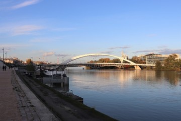 Pont Raymond Barre dans la ville de Lyon - Département du Rhône - France - Pont sur le fleuve...