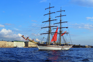 Fototapeta na wymiar sailboat on the river in the city