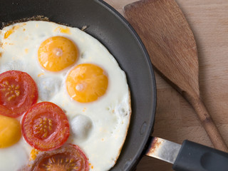 les œufs au plat avec tomates pour le petit déjeuner 