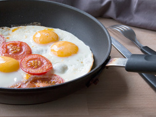 les œufs au plat avec tomates pour le petit déjeuner 