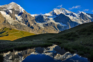 Mönch und Jungfrau gespiegelt