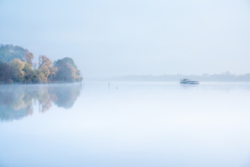Nieder Neuendorfer See im Nebel mit Boot