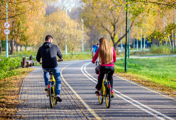 Obraz premium Cyclists ride on the bike path in the city Park
