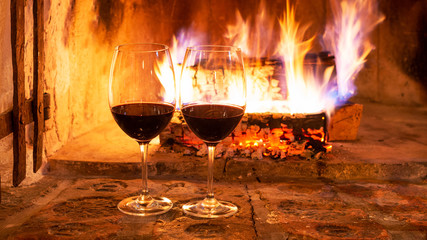 Rotwein am Kamin geniesse-romantischer Abend zu zweit