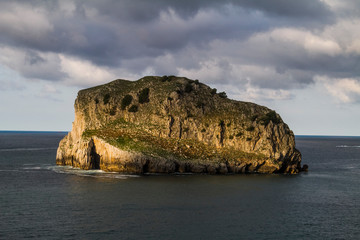 Fototapeta premium Islote rocoso solitario