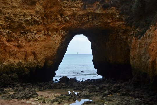 Fototapeta the ocean seen through the hole of a rock in Lagos