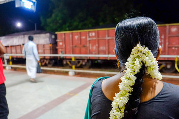 南インドの女性のジャスミンの髪飾り