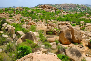 Fototapeta na wymiar 南インドのハンピに広がる巨大な岩群